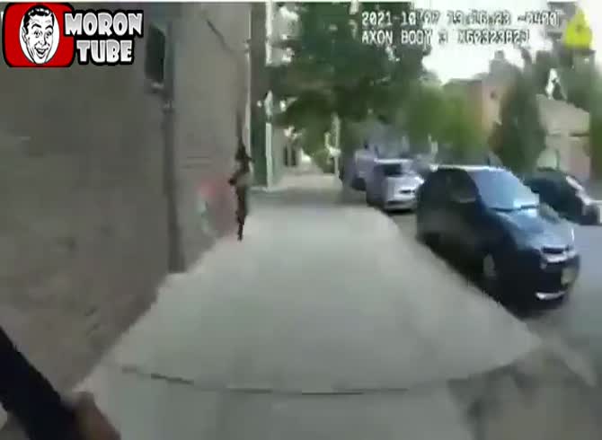 Video :The heroic pursuit of a phone thief by a police officer